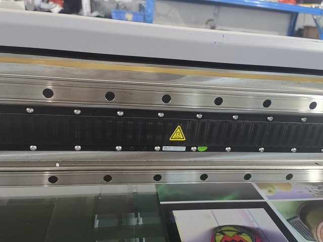 uv打印机白色飞墨是哪里坏了(uv打印机白色喷头漏墨)(图1)